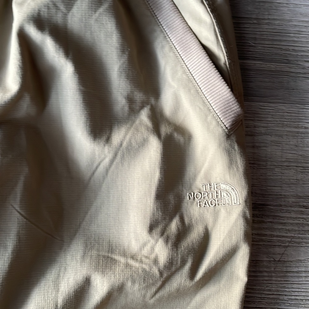 Women The North Face tan active wear capris size M EUC - Picture 3 of 5